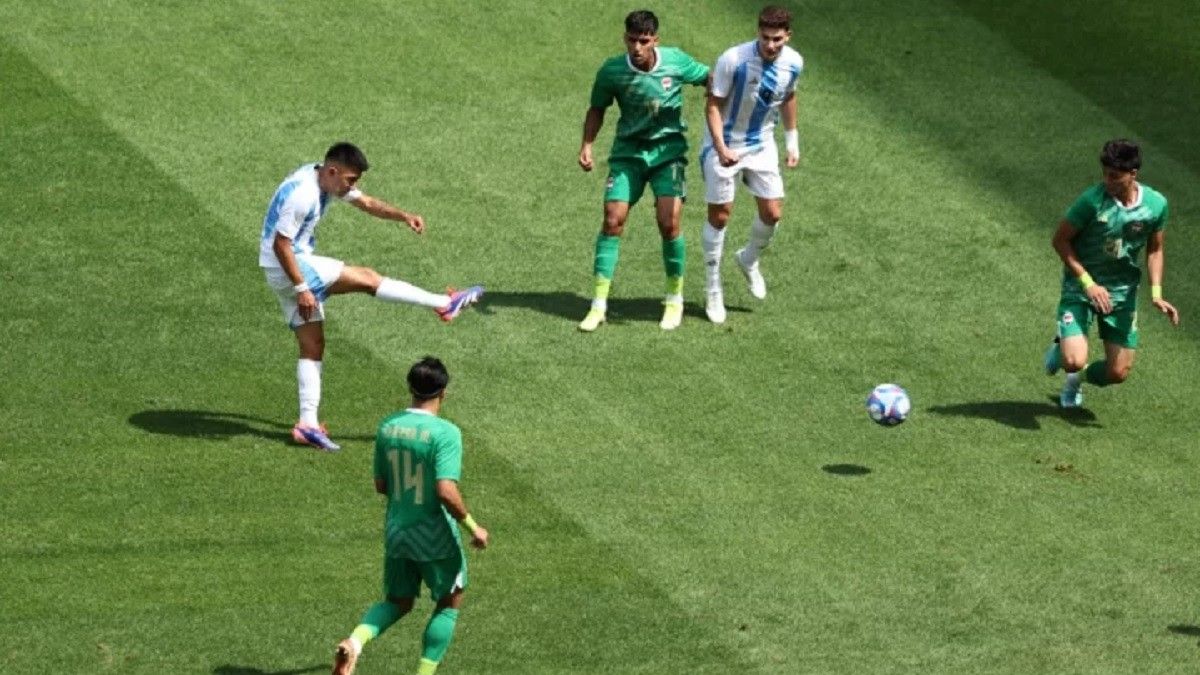 El gol de Thiago Almada en el primer tiempo contra Irak. Foto: gentileza La Opinión Austral.