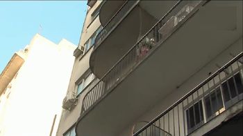 Una brutal pelea entre dos hombres terminó con cuchillazos, sangre y gritos dentro de un edificio