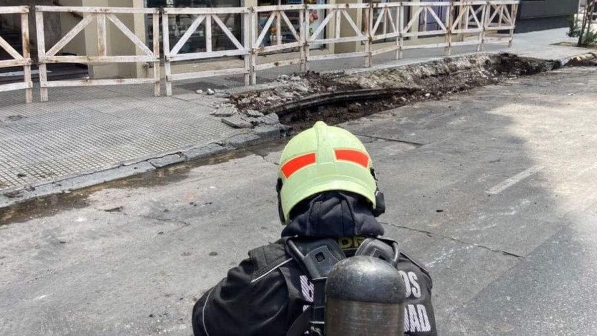 Escape de gas: evacuaron una escuela y edificios tras la rotura de un caño durante una obra. (Foto: Bomberos de la Ciudad).