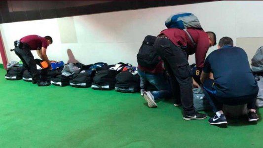 Ahora les tocó a ellos: la Policía revisó el vestuario de Boca