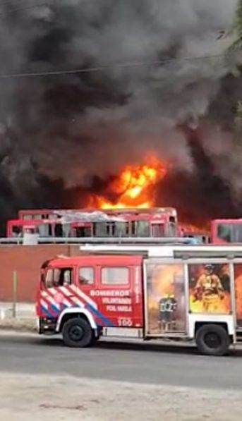 Arde Florencio Varela: bomberos combaten un feroz incendio en un depósito de colectivos y una papelera