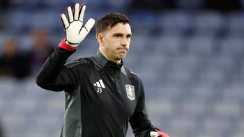 Alarma en la Selección Argentina: Dibu Martínez salió lesionado en Aston Villa y ¿se pierde la próxima fecha FIFA?