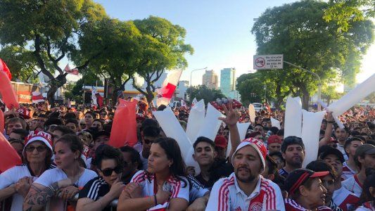 River llegó a Buenos Aires y fue recibido por sus hinchas en el Monumental