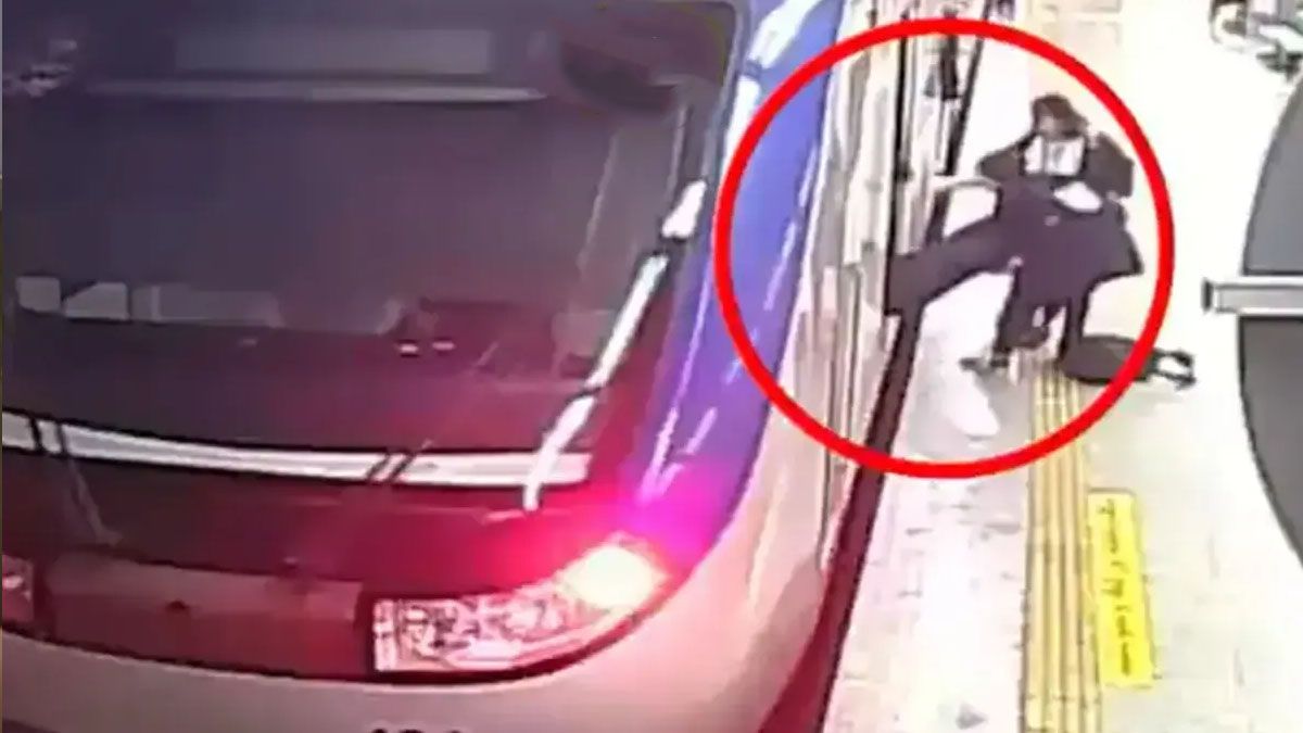 El momento en que la "polic&iacute;a de la moral" detiene de manera violenta a la adolescente (Foto: captura de TV).