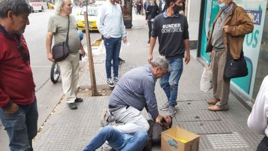 Córdoba: un taxista atrapó a las piñas a un ladrón que quiso robarle y se lo entregó a la policía