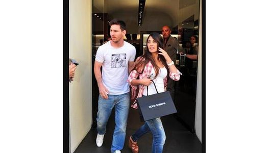Messi y Antonella visitaron un local de Dolce Gabbana