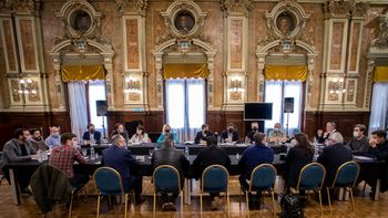 Los intendentes del PJ le bajan el tono al pedido de eliminar las PASO pero van tras la lapicera para el armado de listas