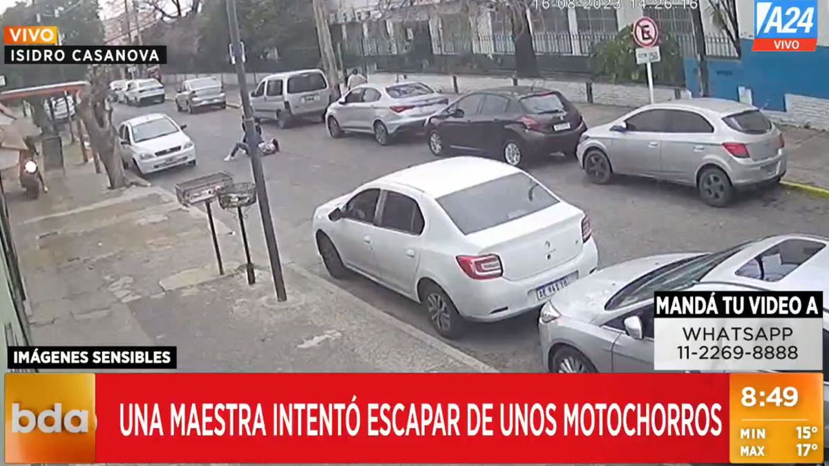 Video: violento ataque de motochorros a una docente en ala puerta de un colegio de La Matanza (Foto: captura de video)