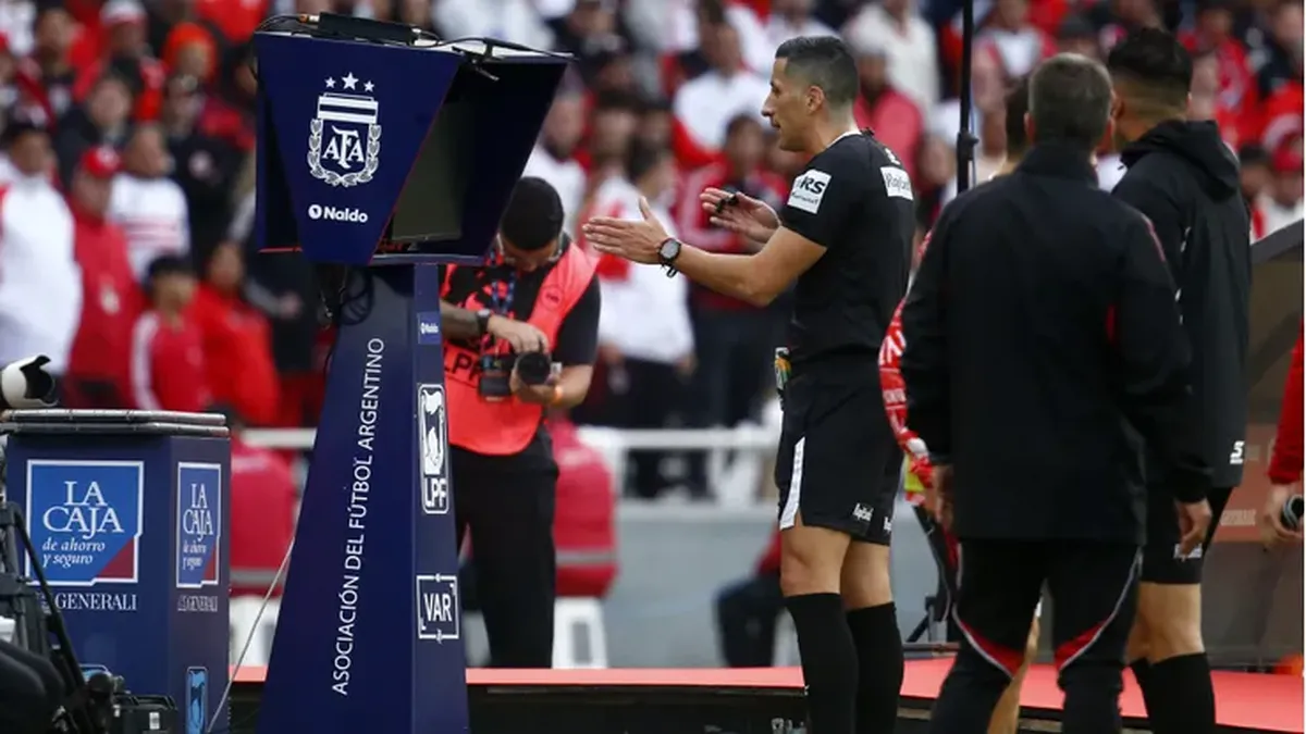 La explicación del árbitro sobre el penal que cambió la final entre Belgrano y River Plate