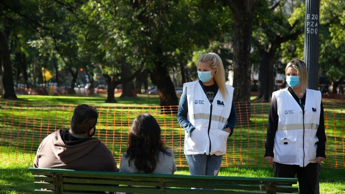 Al aire libre están permitidas las reuniones de hasta 10 personas. También están habilitados los juegos de las plazas.&nbsp;