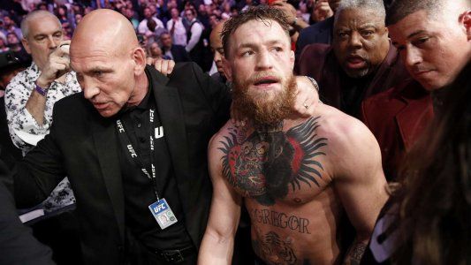 Quiénes son los tres peleadores que golpearon a McGregor