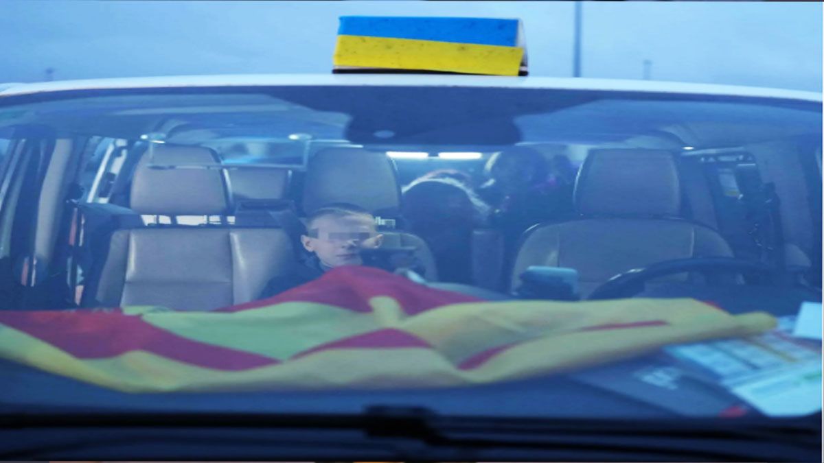 Un niño ucraniano, refugiado, aguarda en el taxi recién llegado a Madrid (Foto: Instagram de ABC)