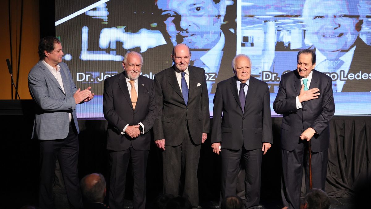 El homenaje al tribunal que llevó al banquillo a las Juntas Militares. (Foto: prensa Centro Ana Frank).