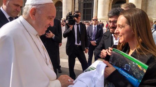 Por si no quedaba claro, el Papa salió a firmar una remera del lujanazo moyanista