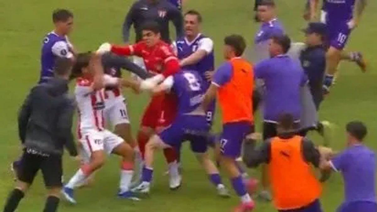 Escándalo en el fútbol uruguayo: el partido entre Defensor Sporting y River terminó con una batalla campal