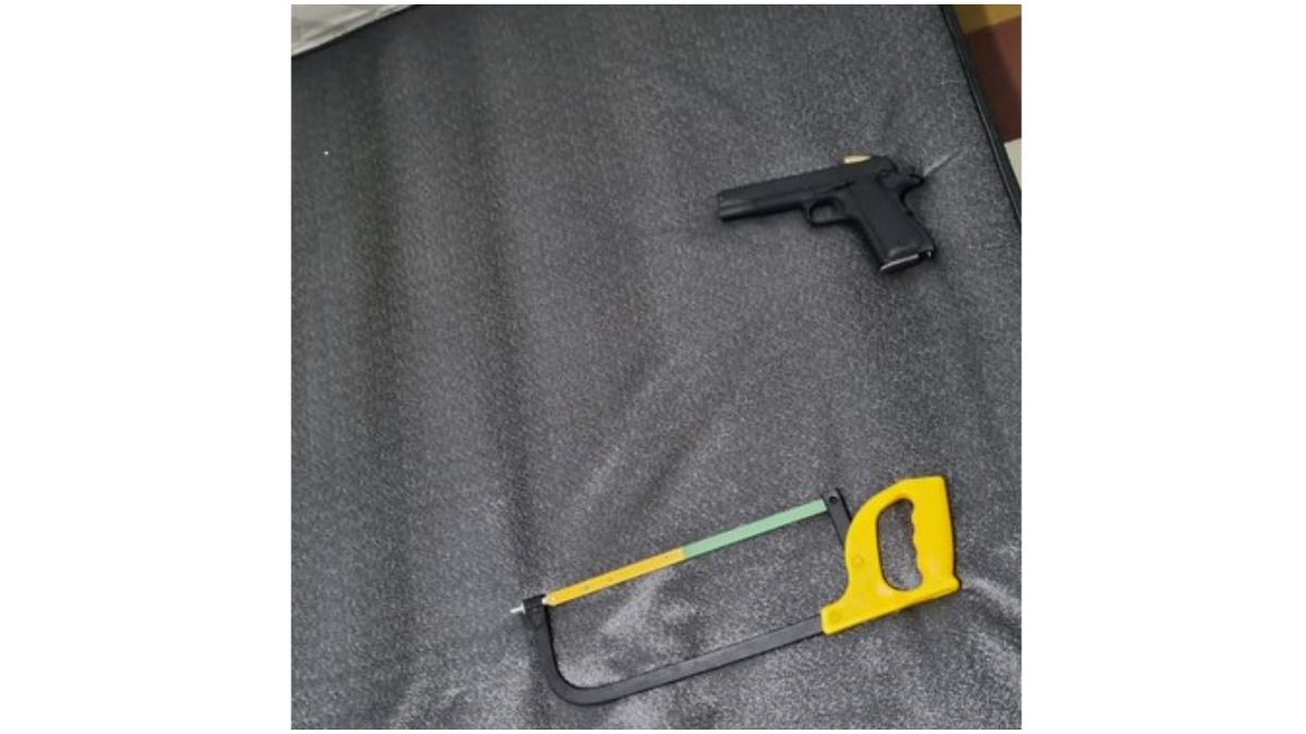 En el allanamiento, se incautó debajo de un colchón una pistola calibre 11.25