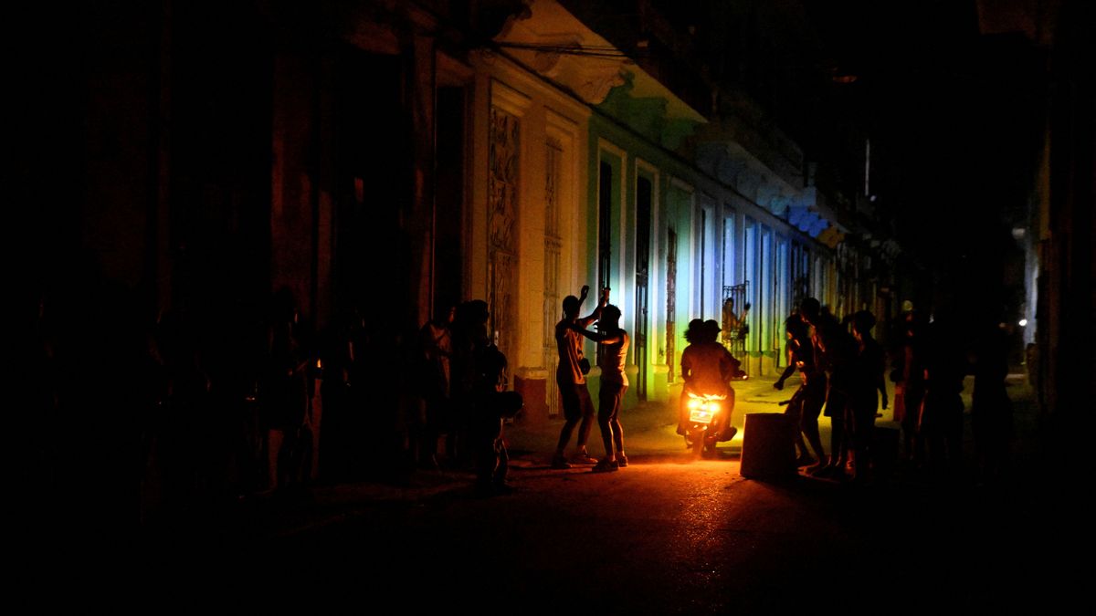 Da mal en peor. Los cubanos no tienen energía eléctrica suficiente y ademá sufren un inesperado hecho natural .(Foto: Reuters)