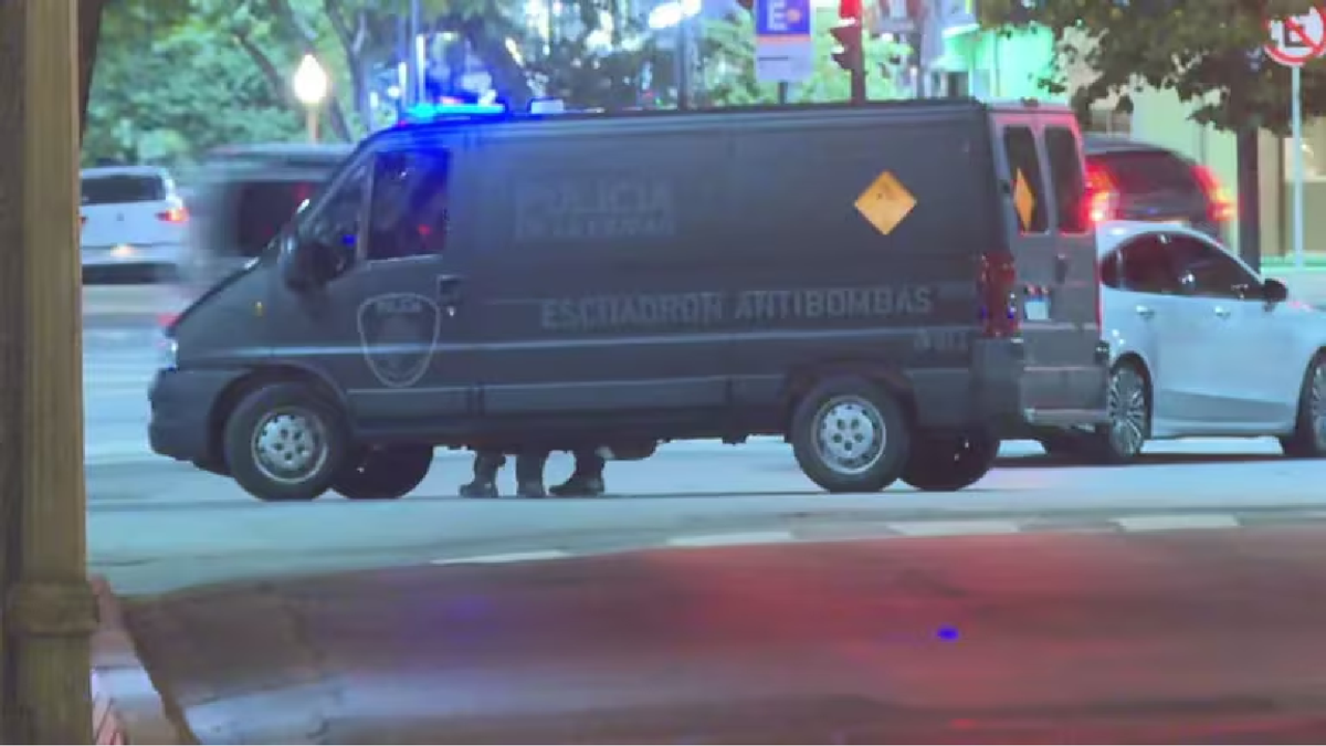 La Brigada Antiexplosivos detonó un maletín que dejaron frente al Ministerio de Capital Humano. (Foto: gentileza TN)