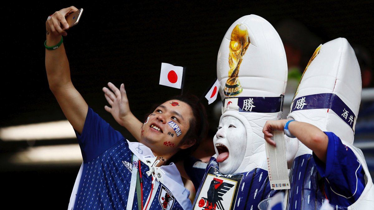 Aplausos: los hinchas japoneses se pusieron a limpiar el estadio después de ganarle a Colombia