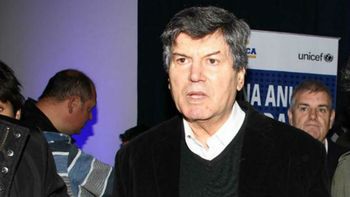 Carlos Calvo sufrió un golpe en la cabeza y debieron coserlo