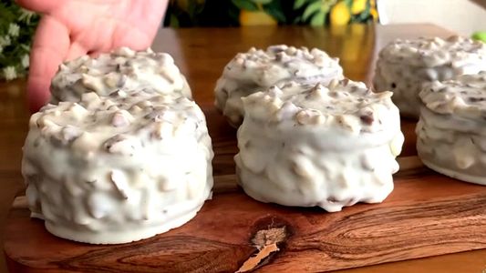 Alfajores de nuez y chocolate blanco: la fácil receta casera con relleno cremoso que conquista paladares