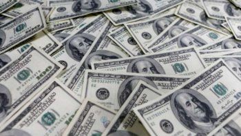 Con Argentina en default selectivo, el dólar abre a $61 y el riesgo país ya supera los 2400 puntos