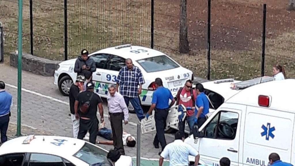 Video: Un hombre que mira tranquilamente un tiroteo en México causa sensación en redes