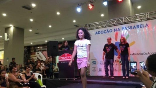 Niños para adopción desfilan en una pasarela para que los elijan