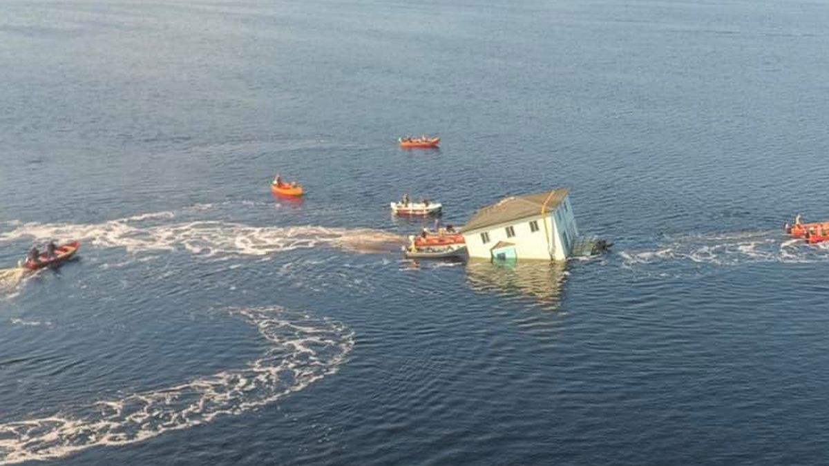 ¡Increíble! Transportaban la casa que acababan de comprar sobre el mar y casi termina hundida