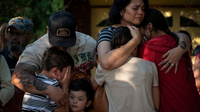 Entre lágrimas y dolor, empezaron a despedir a las víctimas del tiroteo en la escuela de Texas