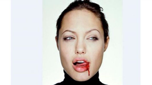 Subastarán foto sangrienta de Angelina Jolie