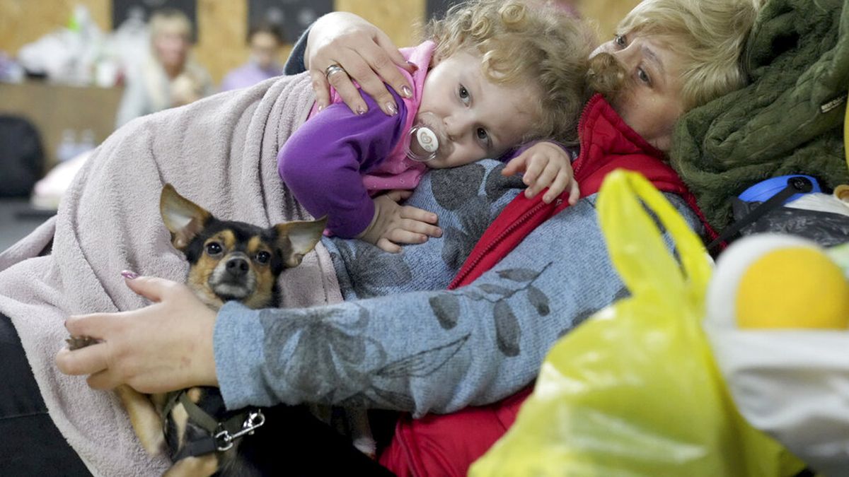 Una mujer y su pequeña hija en un refugio en Mariupol, Ucrania. Evgeniy Maloletka / AP.