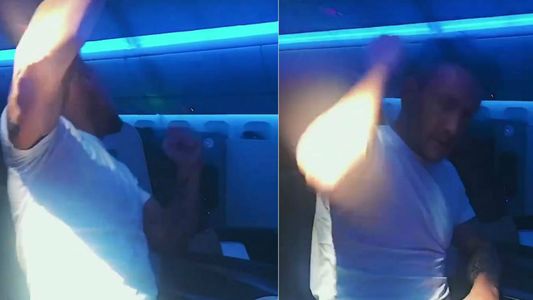 La explosión de Nicolás Vázquez en pleno vuelo: ¡Puño apretado y hasta se abrazó con otro pasajero!