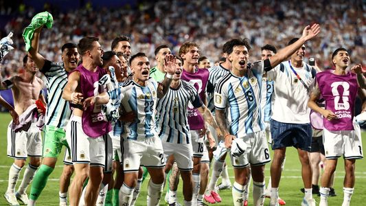 El que no salta es un inglés: el eufórico festejo de los jugadores de la Selección Argentina con los hinchas tras el pase a semifinales