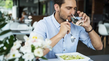 Mito o realidad: ¿hace mal tomar agua durante las comidas?