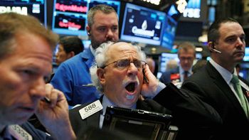 Mercados en rojo: caen las acciones argentinas en Wall Street, escala el dólar MEP y el riesgo país se dispara