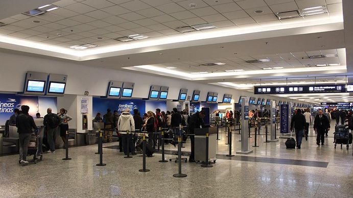 Por la suba de contagios, limitan el ingreso de acompañantes en Aeroparque