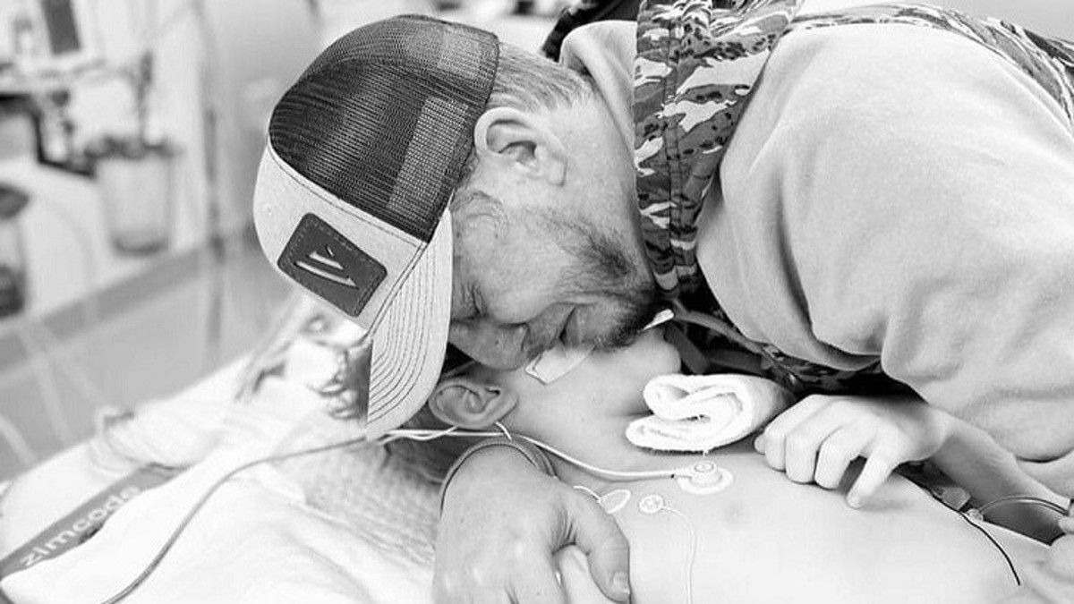La familia de Drayke Hardman publicó las fotografías despidiendo a su hijo en el hospital con el objetivo de generar conciencia.