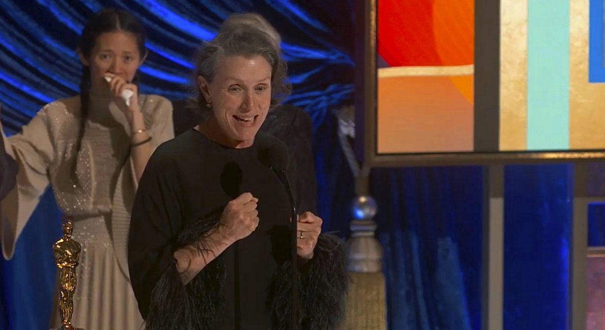 En esta imagen de video proporcionada por ABC, Frances McDormand recibe el Oscar a la mejor actriz, por 
