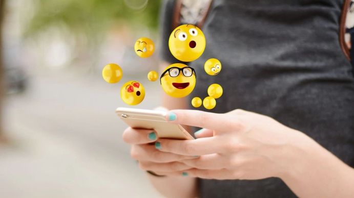 Qué significa usar muchos emojis en WhatsApp: lo que dice de una persona, según la psicología