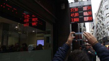 En una jugada de último momento, el Central logró moderar la vertiginosa escalada del dólar, que subió $4 y cerró a $39,77