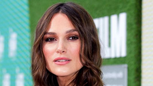Netflix y Keira Knightley deslumbran con el estreno de la película más esperada del 2025