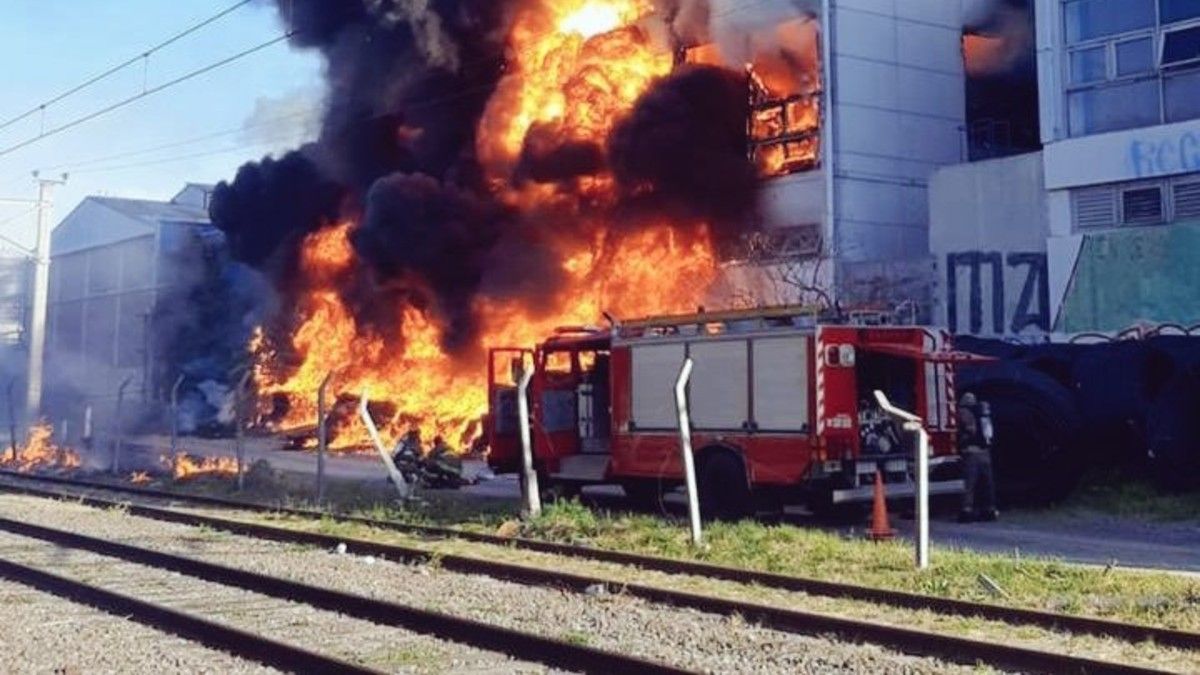 Imágenes del impresionante incendio. Fuente: Twitter.&nbsp;