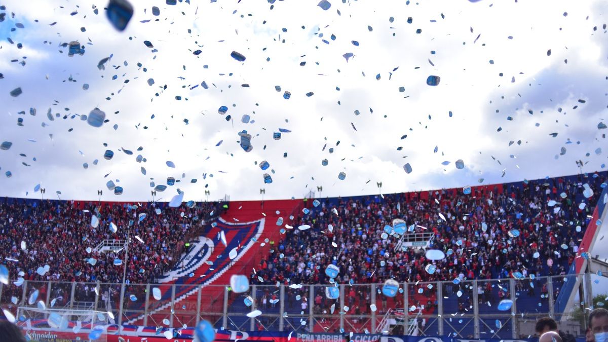 Un hincha no tuvo una linda bienvenida en la cancha de San Lorenzo.