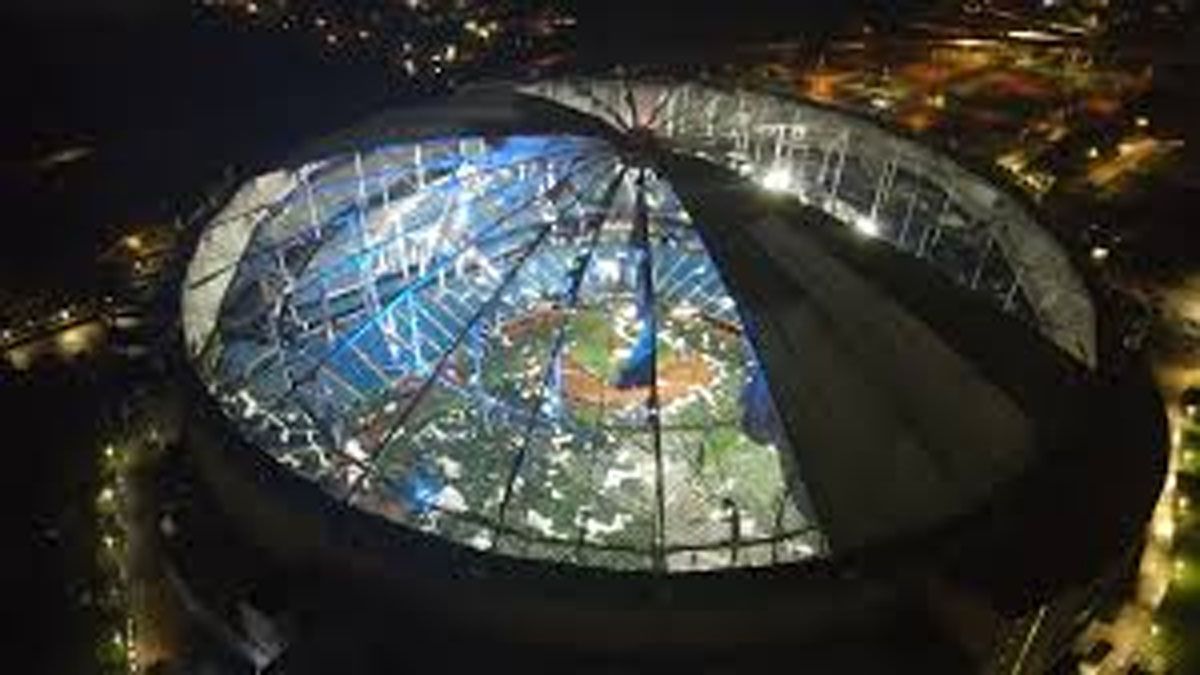 El estadio de Beisbol de Tampa, se quedó sin su techo, totalmente destrozado por el paso del huracán Milton. (Foto: Captura de TV)