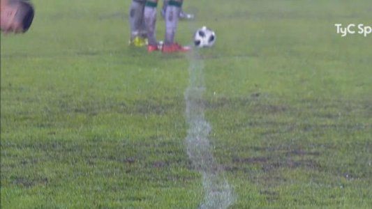 B Nacional: En la victoria de Chicago tuvieron que pintar las líneas de cal borradas por la lluvia