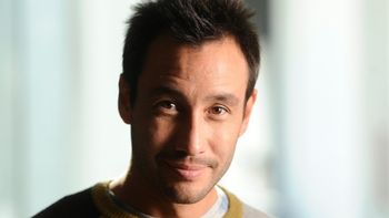 Luciano Pereyra se bajó de su camioneta y cantó con un artista callejero