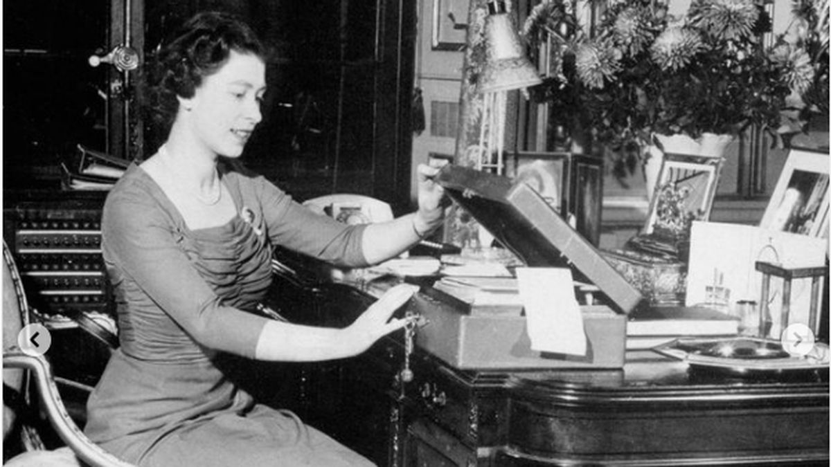La reina Isabel II en su escritorio en el Palacio de Buckingham
