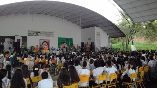 Vayan a otro colegio: una rectora prohibió a los alumnos el uso de celulares y el pelo largo o teñido