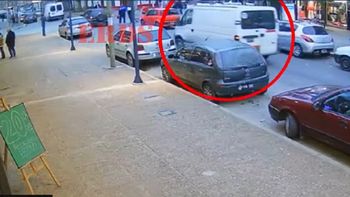 Video dramático: una nena fue atropellada por una camioneta mientras cruzaba la calle con su papá